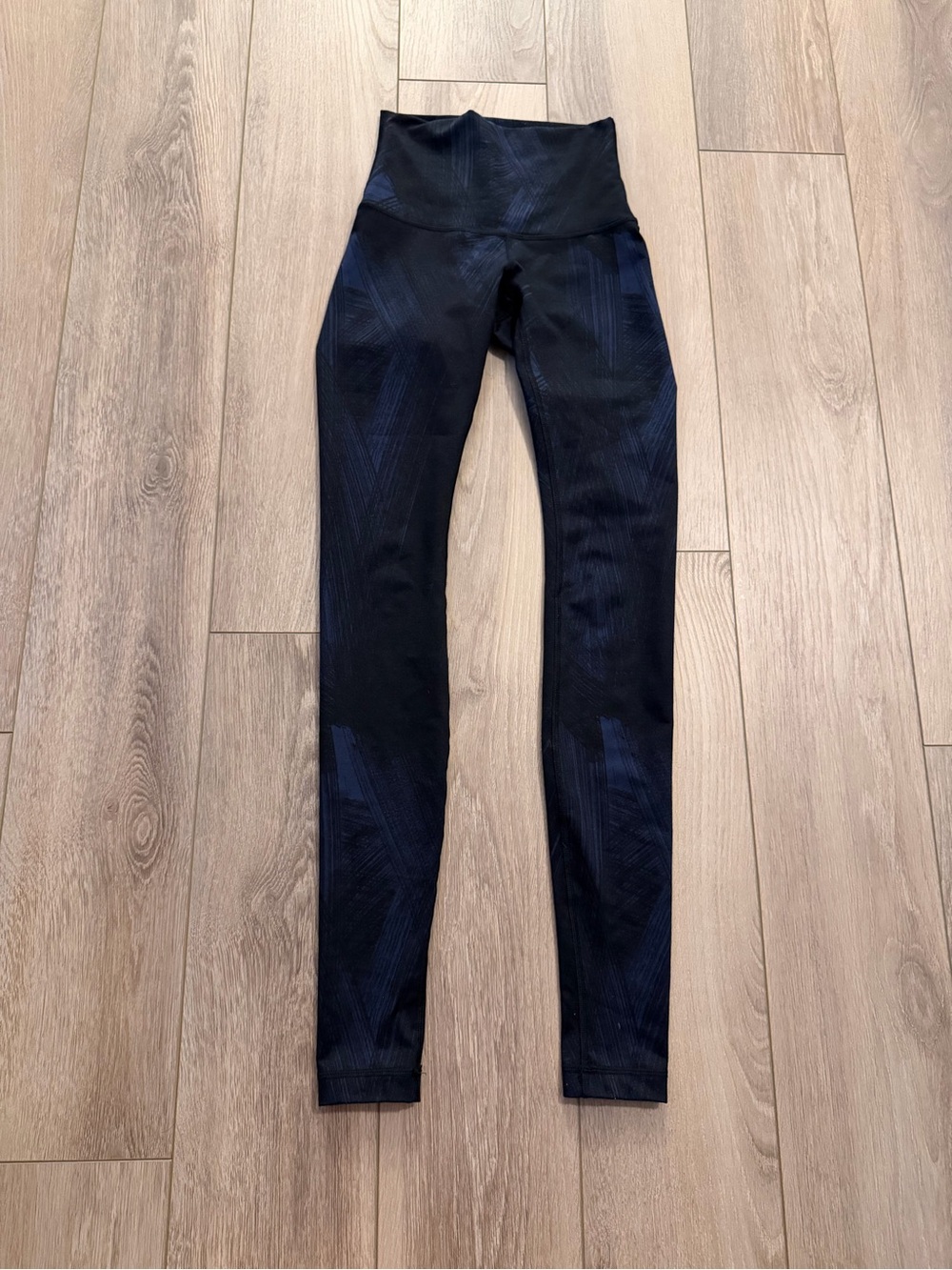 Lululemon black leggings with subtle blue geometric pattern 31in inseam size 2
